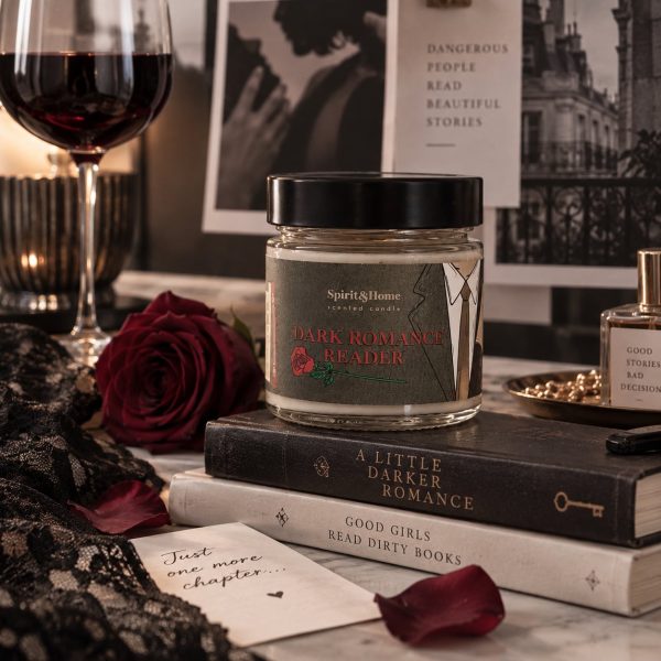 Dark Romance Reader – gyertya a szenvedélyes történetek szerelmeseinek (35-40 óra égési idő!)